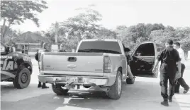  ??  ?? Los operativos para retirar vehículos con polarizado no permitido continúan en Candelaria.