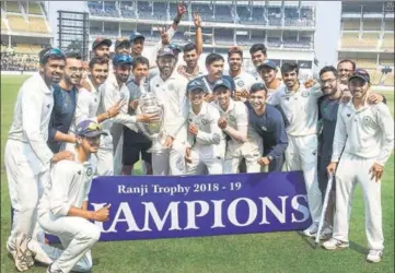  ?? PTI ?? ■ Vidarbha players pose with the Ranji Trophy after defeating Saurashtra in Nagpur last week. This was their second successive title.