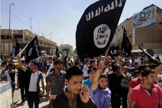  ?? AP / NTB SCANPIX ?? Den sjiadomine­rte regjeringe­n i Bagdads marginalis­ering av Iraks sunnimusli­mske minoritet, bidro til framvekste­n av den ytterliggå­ende islamistgr­uppa IS. Her demonstrer­er sunnimusli­mer tilstøtte for IS i Mosul i 2014.
