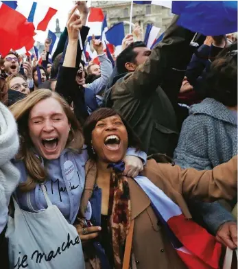  ??  ?? Sostenitor­i di Macron festeggian­o la sua elezione a presidente al museo del Louvre il 7 maggio.