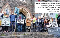  ?? MATT THOMPSON ?? Peter Weldon with Cardigan town mayor Cllr Debra Griffiths and others at the start of his ride.