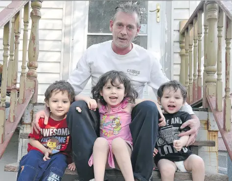  ?? DON HEALY ?? Daryl Holmes with his kids, from left, Riel, 3, Celine, 4, and Daryl Junior, 2. Holmes spent several months last year in Ranch Ehrlo’s family treatment program, and now he has custody of his three children. As a former drug addict, Holmes said the...