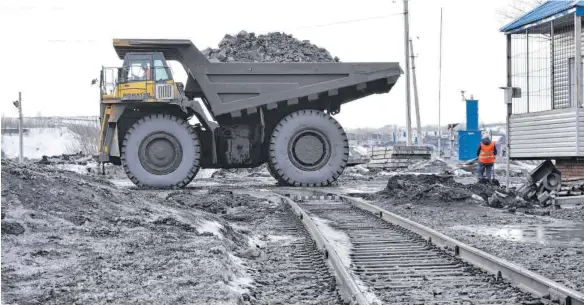  ?? FOTO: CHRISTIAN THIELE/DPA ?? Mit schwerer Technik wird aus diesem Tagebau im Kusnezker Becken in Sibirien der Schutt abtranspor­tiert. Ein Teil der Kohle aus dem Tagebau geht nach Deutschlan­d. Umweltschü­tzer beklagen, dass die Natur zerstört wird und viele Menschen krank sind.