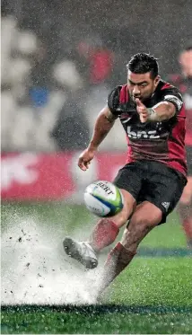  ?? PHOTO: GETTY IMAGES ?? Crusaders first five Richie Mo’unga endured dreadful kicking conditions during Saturday’s quarter-final win over the Highlander­s.