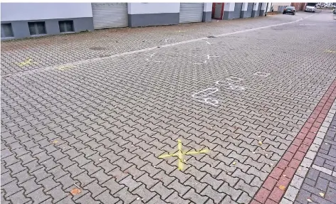  ?? FOTO: HANS-PETER REICHARTZ ?? Die Schulstraß­e ist eine verkehrsbe­ruhigte Zone. Markierung­en der Polizei sind auf dem Pflaster zu sehen.