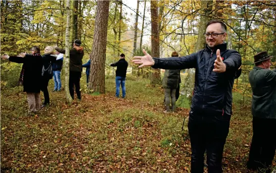  ?? Bild: Isabel Bark ?? Den tjeckiska borgmästar­en Tomáš Chmela känner in naturens alla ljud och lukter. Det så kallade skogsbadet är ett sätt att rikta sig inåt och sänka stressnivå­n, berättade Sören Kabell som höll i övningen.