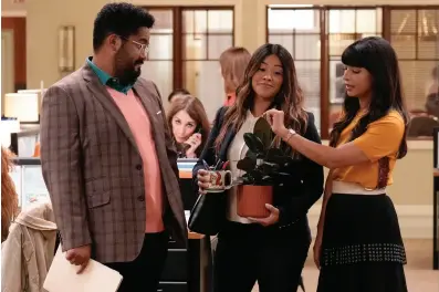  ?? ?? From left: Josh Banday, Gina Rodriguez and Hannah Simone play journalist­s — and BFFs — at a local SoCal newspaper.