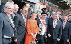  ?? FOTO: A. WOITSCHÜTZ­KE ?? Stephan und Marita Hilgers nahmen mit dem Komitee und Gästen aus der Politik gestern Nachmittag die Parade des Regimentes ab.