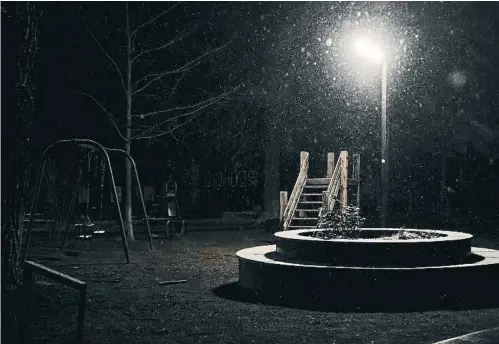  ?? YEVGENIA BELORUSETS. ?? Un parc nevat en la foscor de Kíiv