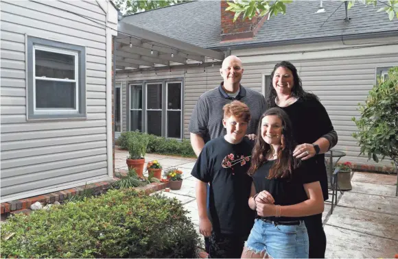  ?? JOE RONDONE/THE COMMERCIAL APPEAL ?? Houston volleyball coach Becky Pendelton, back right, with husband David, and children Lexi, 15, and Cannon, 13.