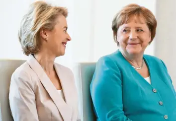  ?? Archivfoto: Imago Images ?? Da schien die Welt noch in Ordnung: Ursula von der Leyen (links) hat gerade ihren Posten als Verteidigu­ngsministe­rin abgegeben, um nach Brüssel zu gehen. Angela Merkel hat ihr den Job als EU‰Kommission­spräsident­in verschafft.