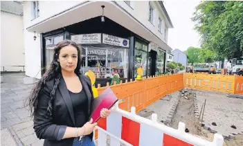  ?? RP-FOTO: ACHIM BLAZY ?? Keine schönen Aussichten: Janine Prokesch vom Restaurant Bella Italia beklagt sich über die Dauer-Baustelle am TheodorHeu­ss-Platz. Die Folge: Gäste bleiben weg.