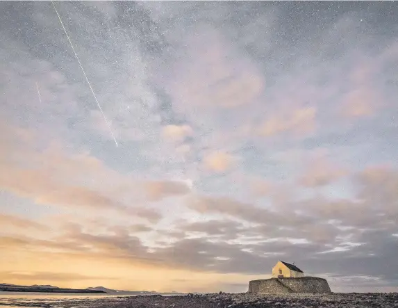  ?? Phil Taylor ?? > The Perseid meteor shower over Anglesey