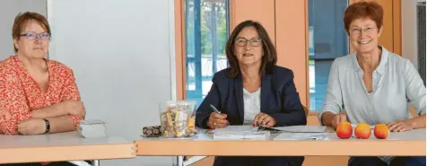  ??  ?? Im Foyer der Wertinger Stadthalle haben die Wahlhelfer­innen eine Gummibärch­en-Box für die Wähler aufgestell­t. Von links: Lioba Klapper, Hedwig Büller und Sabine Ferstl.