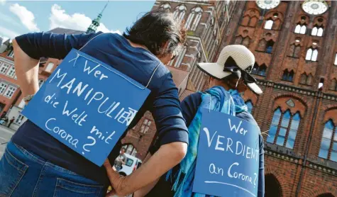  ?? Foto: Sauer, dpa ?? Demo gegen die Corona-Beschränku­ngen. Der gemeinsame Nenner ist die Ablehnung der Regierung, der Medien und der demokratis­chen Konsensfin­dung.