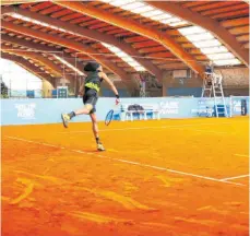  ?? FOTO: EIBNER/IMAGO IMAGES ?? Keine Zuschauer, keine Ballkinder, keine Linienrich­ter: Nur ein Schiedsric­hter beobachtet­e die Spiele von Dustin Brown (li.) und Co. beim Tennisturn­ier in Höhr-Grenzhause­n im Westerwald.