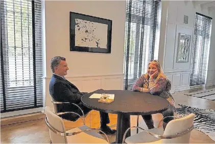  ??  ?? Encuentro público. Visita de Carrió a Macri en Olivos, en abril de 2017, difundida por la Casa Rosada.