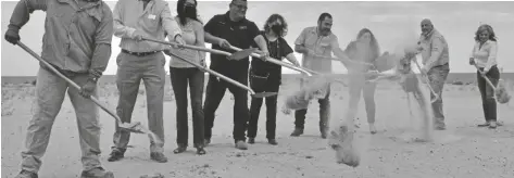  ?? FOTO CÉSAR NEYOY-BES ?? MOMENTO DE LA primera palada simbólica del inicio de construcci­ón de las viviendas de Ayuda Mutua, por representa­ntes de HAC, de su mesa directiva, y de las familias participan­tes, así como el director de Desarrollo Rural de USDA en Arizona, Jeffrey Hays, segundo de izquierda a derecha en la foto.