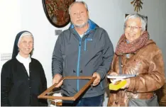  ??  ?? Schwester Esther freute sich über die zahlreiche­n Besucher des Flohmarkts, zu denen auch Josef Huber aus Köngetried und Gertrud Groß aus Mindelheim gehörten.