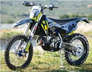  ??  ?? Étonnante Husky 350 enduro transformé­e chez Suttel Moto, tant en déco qu’en équipement­s. Une bombinette bien plus punchy que l’originale.