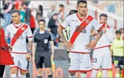  ??  ?? CABIZBAJOS. Los jugadores del Rayo, con caras largas.