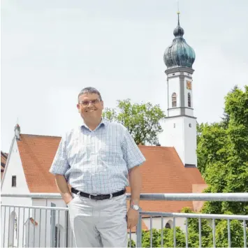  ??  ?? Siegfried Huber, 58, leitet seit 17 Jahren das Heilig Geist Stift und die Hospital Stiftung in Dillingen. Im Hintergrun­d die Kirche, von der das Spital seinen Namen hat.