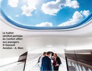  ??  ?? Le hublot zénithal participe du Confort offert aux passagers. © Dassault Aviation - A. Marc