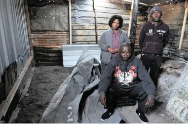  ?? PICTURE: DAVID RITCHIE/ANA ?? TRAUMATIC LOSS: Patric Kili, front, Siviwe Mati, back right, and Asanda Msuthu, back left, lost six members of their family in a shack fire in Philippi East.