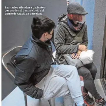  ??  ?? Sanitarios atienden a pacientes que acuden al Centro Covid del barrio de Gracia de Barcelona