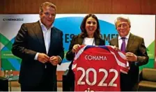  ?? ?? CAMISETA PARA EL RECUERDO Los presidente­s del Atlético y de Cívitas, Cerezo y Ayala, con Alicia Torrego, directora de CONAMA.