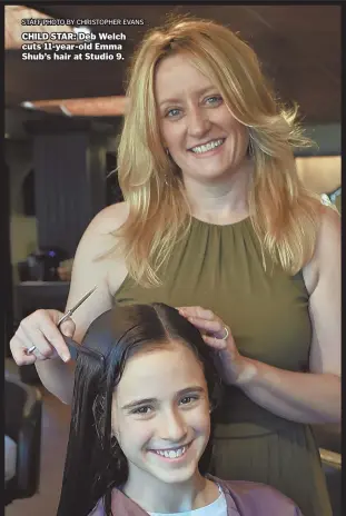  ?? STAFF PHOTO BY CHRISTOPHE­R EVANS ?? CHILD STAR: Deb Welch cuts 11-year-old Emma Shub’s hair at Studio 9.