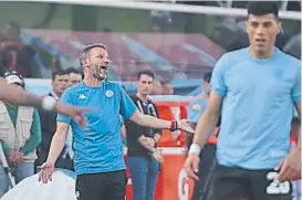  ?? (FACUNDO LUQUE) ?? Así no. Bernardi gesticuló y se quejó del juego de sus dirigidos, pero valoró el punto por todo lo mal que hizo el Celeste ante la Lepra.