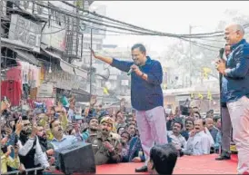  ?? ARVIND YADAV/HT ?? CM Kejriwal and his deputy Manish Sisodia during the rally at Paharganj on Sunday.