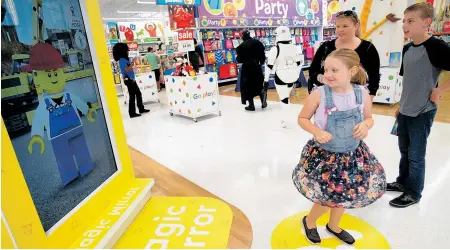  ?? Getty Images for Toys ’R’ Us ?? Mädchen sollen auch beim Lego und bei Karohemden landen – und nicht nur bei Puppen und Prinzessin­nen.