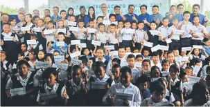  ??  ?? TERIMA KASIH: Penerima merakamkan kenangan bersama Shoib (belakang, tengah) pada Program CSR Kembali Ke Sekolah 2017 anjuran BPB di Ladang Jih, Kanowit, semalam.