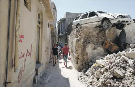  ?? Reuters ?? Men distribute food to poor families in the Old City of Mosul. There are fears poverty will provide fertile ground for ISIS