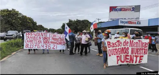  ?? Eric A. Montenegro ?? Los manifestan­tes con pancartas cerraron ayer viernes por más de una hora los cuatro carriles de la vía Interameri­cana.