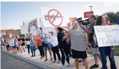  ?? FOTO: DPA ?? Demonstran­ten in Dayton (Ohio) protestier­en gegen den Besuch des Präsidente­n und gegen Waffengewa­lt.