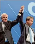  ??  ?? Der alte und der neue Ministerpr­äsident: Seehofer und Söder beim Parteitag.