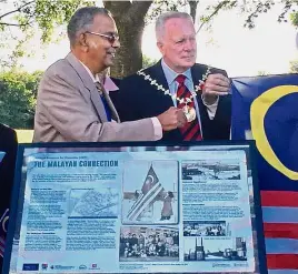  ??  ?? Kandan (left) with Walsh after the unveiling of the plaque.