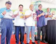  ??  ?? DARI kiri: Arsit, Jamil, Razak, Zulkifle dan Dzulkifli merakamkan gambar kenangan sambil menunjukka­n hasil produk IAT.