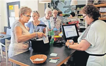  ?? FOTOS: GOTTFRIED EVERS ?? Im „Hanselädch­en Grieth“können die Kunden von montags bis samstags einkaufen und bekommen alles, was sie im Alltag benötigen. Weil es direkt am Marktplatz liegt, können es auch Senioren fußläufig erreichen. Sonntags wird der Laden zum Café. Das haben...