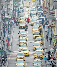  ??  ?? Los taxistas de la ciudad dicen trabajar unidos para evitar que las plataforma­s los saquen de circulació­n, en el competido mundo del transporte de pasajeros.