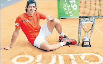  ?? CORTESÍA ?? Monarca. Facundo Mena posa junto al trofeo del Challenger de Quito que significó su regreso al podio del circuito ATP. El Arrayanes Country Club fue sede del torneo.