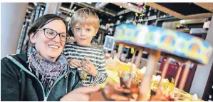  ?? FOTO: RALPH MATZERATH ?? Bei der Osterdeko-Tauschbörs­e in Langenfeld haben Anna Spuhler und Jonas kreative Ideen entdeckt.