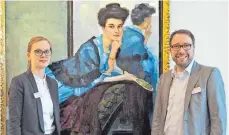  ?? FOTO: HV ?? Die Ausstellun­gskuratore­n Michael Maurer und Anja Dittrich vor Leo Putz' „Dame in Blau“(1908).