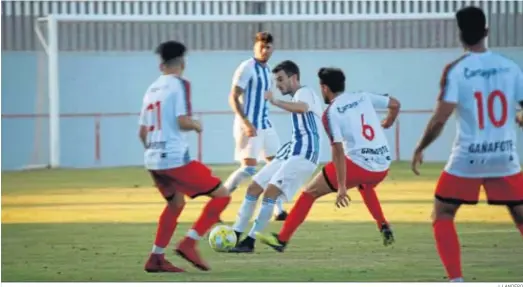  ?? J. LANDERO ?? Quique Rivero, en acción durante el amistoso que disputó el Recreativo de Huelva en la pretempora­da ante el Cartaya de División de Honor.