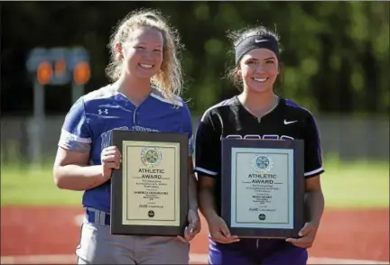  ?? JEN FORBUS — THE MORNING JOURNAL ?? Miss Softball co-winners Gabrielle Shackelfor­d of Midview and Madi Nunez and Keystone.