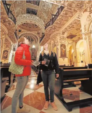  ?? ROLDÁN SERRANO ?? Dos turistas en el interior de la iglesia de San Agustín