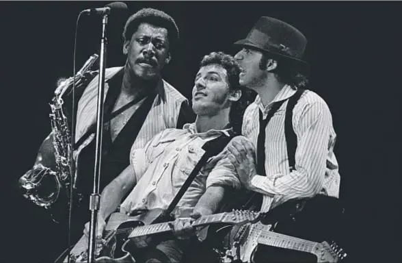  ?? ROB VERHORST / GETTY ?? Clarence Clemons, Bruce Springstee­n y Steven van Zandt, en un concierto en Holanda en abril de 1981